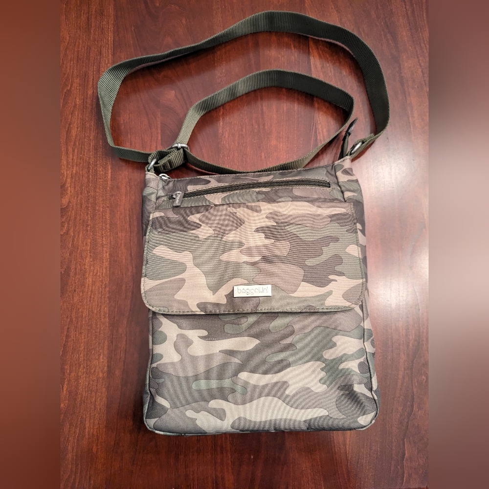 Baggallini Crossbody Town Bagg, green camo design
